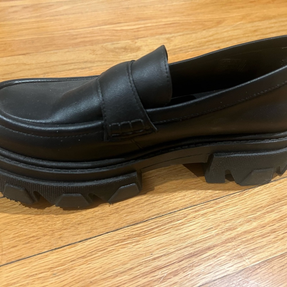 ALOHAS Women's Classic Black Loafers - Picture 2 of 6